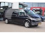 Volkswagen Transporter 2.0 TDI L2H1 28 Bulli 150PK / 110kW DSG, NL auto, 1e eigenaar dealeronderhouden en door ons geleverd, digital cockpit pro, adaptieve cruise control (ACC), achteruitrijcamera (Rear View), elektrisch verstel-, verwarm- en inklapbare buitenspiegels, verwarmbare voorstoelen, parkeersensoren voor en achter (PDC), lederen bekleding, multifunctioneel lederen stuurwiel, achterklep, zijschuifdeur rechts, LED verlichting etc.