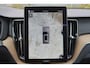 Volvo XC60 T6 Recharge AWD Ultra Dark - Panorama/schuifdak - Luchtvering - IntelliSafe Assist & Surround - 360º Camera - Harman Kardon audio - Adaptieve LED koplampen - Verwarmde voorstoelen, stuur & achterbank - Parkeersensoren voor & achter - Elektr. bedienb. voorstoelen met geheugen - Head up display - Draadloze tel. lader - Extra getint glas - Inklapbare trekhaak - 20'' LMV