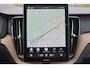 Volvo XC60 T6 Recharge AWD Ultra Dark - Panorama/schuifdak - Luchtvering - IntelliSafe Assist & Surround - 360º Camera - Harman Kardon audio - Adaptieve LED koplampen - Verwarmde voorstoelen, stuur & achterbank - Parkeersensoren voor & achter - Elektr. bedienb. voorstoelen met geheugen - Head up display - Draadloze tel. lader - Extra getint glas - Inklapbare trekhaak - 20'' LMV