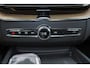 Volvo XC60 T6 Recharge AWD Ultra Dark - Panorama/schuifdak - Luchtvering - IntelliSafe Assist & Surround - 360º Camera - Harman Kardon audio - Adaptieve LED koplampen - Verwarmde voorstoelen, stuur & achterbank - Parkeersensoren voor & achter - Elektr. bedienb. voorstoelen met geheugen - Head up display - Draadloze tel. lader - Extra getint glas - Inklapbare trekhaak - 20'' LMV