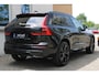 Volvo XC60 T8 Plug-in hybr. AWD Ultra Black Edit. Executive | Actieve Luchtvering met FOUR-C | Extra getint glas achter | Nappa leder met ventilatie | Google Maps Navigatie | Visual Park Assist | Bowers & Wilkins audiosysteem | Massagefunctie voorstoelen | 21" 5-V Spaaks Glossy Black / Diamond Cut velgen met 255/40 R21 banden
