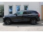 Volvo XC60 T8 Plug-in hybr. AWD Ultra Black Edit. Executive | Actieve Luchtvering met FOUR-C | Extra getint glas achter | Nappa leder met ventilatie | Google Maps Navigatie | Visual Park Assist | Bowers & Wilkins audiosysteem | Massagefunctie voorstoelen | 21" 5-V Spaaks Glossy Black / Diamond Cut velgen met 255/40 R21 banden