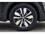 Volkswagen T-Cross 1.0 TSI Life Edition 60 maanden / 100.000km garantie, achteruitrijcamera (Rear View), privacy glas, 16" 'Zurich' LMV, verwarmbare voorstoelen, climatronic, draadloos Apple Carplay & Android Auto, draadloze telefoonlader, adaptieve cruise control (ACC), multifunctioneel lederen stuurwiel, ambiente verlichting, regensensor, LED koplampen, elektrisch verstel-, verwarm- en inklapbare buitenspiegels, parkeersensoren voor en achter (PDC) etc.