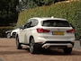 BMW X1 sDrive18i | Handbak | Uniek | PearlWeiss | Leer | Nav | All-black! | Privacy glass