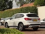 BMW X1 sDrive18i | Handbak | Uniek | PearlWeiss | Leer | Nav | All-black! | Privacy glass