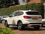 BMW X1 sDrive18i | Handbak | Uniek | PearlWeiss | Leer | Nav | All-black! | Privacy glass