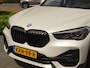 BMW X1 sDrive18i | Handbak | Uniek | PearlWeiss | Leer | Nav | All-black! | Privacy glass