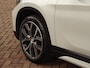 BMW X1 sDrive18i | Handbak | Uniek | PearlWeiss | Leer | Nav | All-black! | Privacy glass