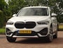 BMW X1 sDrive18i | Handbak | Uniek | PearlWeiss | Leer | Nav | All-black! | Privacy glass