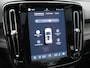 Volvo XC40 Recharge Ultimate 69 kWh 232pk Dealer O.H | Trekhaak Af Fabriek | Panodak | 360 Camera | Adaptive Cruise | Harman / Kardon | Alcantara Sportstoelen Memory & Verwarmd | BLIS | Keyless | Apple Carplay | Pilot Assist | Stuurverwarming | Google Assistant & Maps | Navigatie | DAB | 19"L.M |