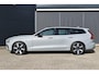 Volvo V60 T6 Plug-in hybrid AWD Plus Dark | Trekhaak | Verwarmbare voorstoelen+stuurwiel+achterbank | Rondom zichtcamera | Premium audio by Harman Kardon | Verwarmbare voorruit | 19 inch Lichtmetalen velgen