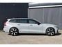 Volvo V60 T6 Plug-in hybrid AWD Plus Dark | Trekhaak | Verwarmbare voorstoelen+stuurwiel+achterbank | Rondom zichtcamera | Premium audio by Harman Kardon | Verwarmbare voorruit | 19 inch Lichtmetalen velgen