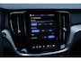 Volvo V60 T6 Plug-in hybrid AWD Plus Dark | Trekhaak | Verwarmbare voorstoelen+stuurwiel+achterbank | Rondom zichtcamera | Premium audio by Harman Kardon | Verwarmbare voorruit | 19 inch Lichtmetalen velgen