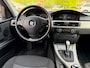 BMW 3-Serie 320i Business Line automaat / kleur: zwart / NAP met 198761 km.en APK tot 08/2027 / Climate / Sportvelgen / Cruise/etc