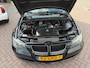 BMW 3-Serie 320i Business Line automaat / kleur: zwart / NAP met 198761 km.en APK tot 08/2027 / Climate / Sportvelgen / Cruise/etc