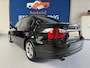 BMW 3-Serie 320i Business Line automaat / kleur: zwart / NAP met 198761 km.en APK tot 08/2027 / Climate / Sportvelgen / Cruise/etc