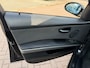 BMW 3-Serie 320i Business Line automaat / kleur: zwart / NAP met 198761 km.en APK tot 08/2027 / Climate / Sportvelgen / Cruise/etc