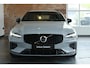 Volvo V60 2.0 T8 Plug-in hybrid AWD Plus Dark | 360º Visual Park Camera | Semi-Elektrische Trekhaak | Stoelverwarming Voor + Achter | Harman Kardon Premium Audio | Google Infotainment |