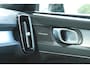 Volvo XC40 2.0 B4 Plus Dark | Achteruitrijcamera | Adaptieve Cruise Control | Semi elektrische trekhaak | Stoelverwarming voorzijde | Harman/Kardon audio | Elektrische bedienbare stoelen | Bestuurdersstoel met geheugenfunctie