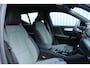 Volvo XC40 2.0 B4 Plus Dark | Achteruitrijcamera | Adaptieve Cruise Control | Semi elektrische trekhaak | Stoelverwarming voorzijde | Harman/Kardon audio | Elektrische bedienbare stoelen | Bestuurdersstoel met geheugenfunctie