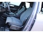 Volvo XC40 2.0 B4 Plus Dark | Achteruitrijcamera | Adaptieve Cruise Control | Semi elektrische trekhaak | Stoelverwarming voorzijde | Harman/Kardon audio | Elektrische bedienbare stoelen | Bestuurdersstoel met geheugenfunctie