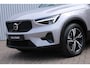Volvo XC40 2.0 B4 Plus Dark | Achteruitrijcamera | Adaptieve Cruise Control | Semi elektrische trekhaak | Stoelverwarming voorzijde | Harman/Kardon audio | Elektrische bedienbare stoelen | Bestuurdersstoel met geheugenfunctie