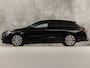 Mercedes-Benz CLA 200 AMG Sport 156Pk Automaat (APPLE CARPLAY, CLIMATE, LEDER, CAMERA, STOELVERWARMING, SPORTSTOELEN, TREKHAAK, ZWART HEMEL, ELEK ACHTERKLEP, NIEUWSTAAT)