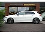 Mercedes-Benz A-klasse 250 4MATIC AMG Line Panoramadak Ambient Widescreen HeadUp AMG Pakket Keyless Memory Facelift
