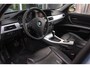 BMW 3-Serie 330i | Stoelverwarming | Schuifdak | PDC | Cruise control | Climate control | Navigatie Professional | Bluetooth | HiFi audio | 18 inch | M-sport bumpers | Spiegelpakket
