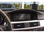 BMW 3-Serie 330i | Stoelverwarming | Schuifdak | PDC | Cruise control | Climate control | Navigatie Professional | Bluetooth | HiFi audio | 18 inch | M-sport bumpers | Spiegelpakket