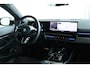 BMW 5-Serie Touring 530e M-Sport Pro | Adapt. Cruise | Harman & Kardon | Pano | Trekhaak | Stoelventilatie | Carbon in/ex | Memory |