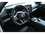 BMW 5-Serie Touring 530e M-Sport Pro | SoH 96% | Adapt. Cruise | Carbon | Harman & Kardon | Pano | Trekhaak | Stoelventilatie | Memory | Camera | Carplay | Navi | LED | 20 Inch