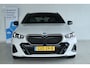 BMW 5-Serie Touring 530e M-Sport Pro | SoH 96% | Adapt. Cruise | Carbon | Harman & Kardon | Pano | Trekhaak | Stoelventilatie | Memory | Camera | Carplay | Navi | LED | 20 Inch