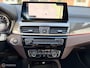 BMW X1 sDrive20i High Executive|Afneembare Trekhaak|HUD|Sportstoelen|Leer|Zwarte Hemel|Sfeerverlichting|Carplay.