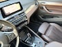BMW X1 sDrive20i High Executive|Afneembare Trekhaak|HUD|Sportstoelen|Leer|Zwarte Hemel|Sfeerverlichting|Carplay.