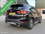 BMW X1 sDrive20i High Executive|Afneembare Trekhaak|HUD|Sportstoelen|Leer|Zwarte Hemel|Sfeerverlichting|Carplay.