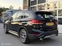 BMW X1 sDrive20i High Executive|Afneembare Trekhaak|HUD|Sportstoelen|Leer|Zwarte Hemel|Sfeerverlichting|Carplay.