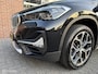 BMW X1 sDrive20i High Executive|Afneembare Trekhaak|HUD|Sportstoelen|Leer|Zwarte Hemel|Sfeerverlichting|Carplay.