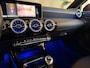 Mercedes-Benz A-klasse 180 Business Solution Facelift AMG Upgrade | Camera | Widescreen | Keyless Go | Dodehoek detectie | Ambilight + | Stoelverwarming | Cruise | Led | Digital Dash | 6 Vers