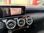 Mercedes-Benz A-klasse 180 Business Solution Facelift AMG Upgrade | Camera | Widescreen | Keyless Go | Dodehoek detectie | Ambilight + | Stoelverwarming | Cruise | Led | Digital Dash | 6 Vers