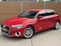 Audi A3 Sportback 30 TFSI Advanced edition Automaat | Stoelverwarming | Parkeersensoren voor en achter | Climate control | Cruise control adaptief | Tangorood Metallic | Achteruitrijcamera