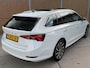 Skoda Octavia Combi 1.0 e-TSI Business Edition Plus Automaat | Panoramadak | Elektrisch verstelbare bestuurdersstoel | Stoel- en stuurverwarming | Uitklapbare trekhaak | LED verlichting | Apple CarPlay/Android Auto | Parkeersensoren voor en achter