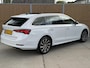 Skoda Octavia Combi 1.0 e-TSI Business Edition Plus Automaat | Panoramadak | Elektrisch verstelbare bestuurdersstoel | Stoel- en stuurverwarming | Uitklapbare trekhaak | LED verlichting | Apple CarPlay/Android Auto | Parkeersensoren voor en achter