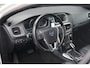 Volvo V40 Cross Country 2.0 T4 AWD Summum | Trekhaak | Navigatie | High Performance Audio | All-Season banden | Achteruitrijcamera | Parkeersensoren | Panoramadak | LED Koplampen | Lederen Bekleding | Stoelverwarming