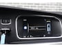 Volvo V40 Cross Country 2.0 T4 AWD Summum | Trekhaak | Navigatie | High Performance Audio | All-Season banden | Achteruitrijcamera | Parkeersensoren | Panoramadak | LED Koplampen | Lederen Bekleding | Stoelverwarming