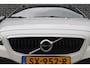 Volvo V40 Cross Country 2.0 T4 AWD Summum | Trekhaak | Navigatie | High Performance Audio | All-Season banden | Achteruitrijcamera | Parkeersensoren | Panoramadak | LED Koplampen | Lederen Bekleding | Stoelverwarming