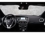 Volvo V40 Cross Country 2.0 T4 AWD Summum | Trekhaak | Navigatie | High Performance Audio | All-Season banden | Achteruitrijcamera | Parkeersensoren | Panoramadak | LED Koplampen | Lederen Bekleding | Stoelverwarming