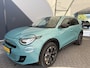 Fiat 600 1.2 Hybrid La Prima Achteruitrijcamera - Apple carplay - Airco - parkeersensoren - Navigatie - Dodehoek detector - Draadloze telefoonoplader - Stoelverwarming - Voorstoelen met massagefunctie - Bluetooth - Cruise control - Keyless start and entry - Led verlichting - Licht metalen velgen 18 inch - Stuur multifunctioneel - Verkeersbord detectie