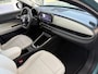 Fiat 600 1.2 Hybrid La Prima Achteruitrijcamera - Apple carplay - Airco - parkeersensoren - Navigatie - Dodehoek detector - Draadloze telefoonoplader - Stoelverwarming - Voorstoelen met massagefunctie - Bluetooth - Cruise control - Keyless start and entry - Led verlichting - Licht metalen velgen 18 inch - Stuur multifunctioneel - Verkeersbord detectie