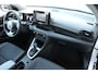 Toyota Yaris 1.5 Hybrid 115PK Dynamic Automaat | Apple Carplay / Android auto | Achteruitrij camera | 4,2” digitaal instrumentenpaneel ‘Binocular’ | Ramen, elektrisch bedienbaar voor en achter | Smart Entry met s